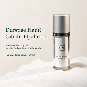 Rief Hyaluron Filler Serum 30 ml – Feuchtigkeit;Rief Hyaluron Filler Serum mit silberner Kappe auf weißer Muschel vor beigem Hintergrund.