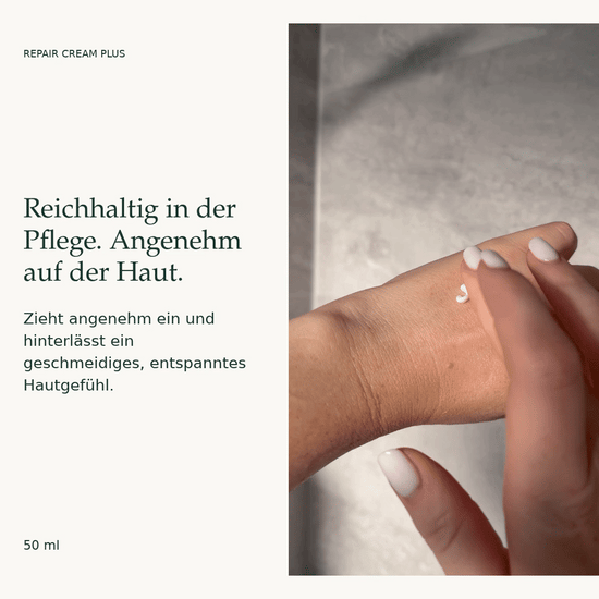 Die reichhaltige Textur der Repair Cream Plus wird auf dem Handrücken verteilt und pflegt die Haut geschmeidig.