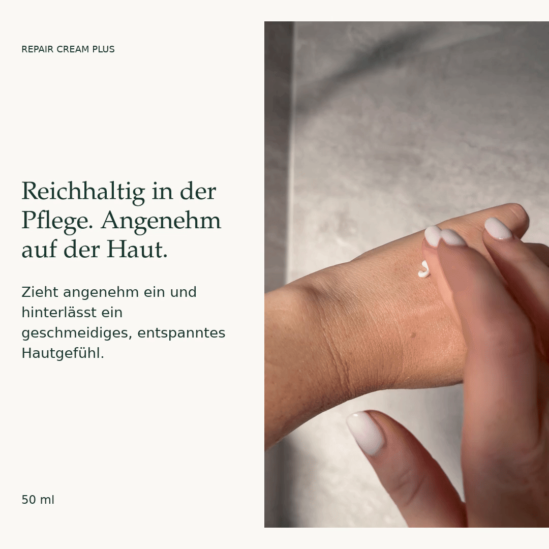Die reichhaltige Textur der Repair Cream Plus wird auf dem Handrücken verteilt und pflegt die Haut geschmeidig.