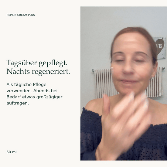 Eine Frau massiert Repair Cream Plus in ihre Wangen ein. Zur täglichen Pflege morgens und abends.