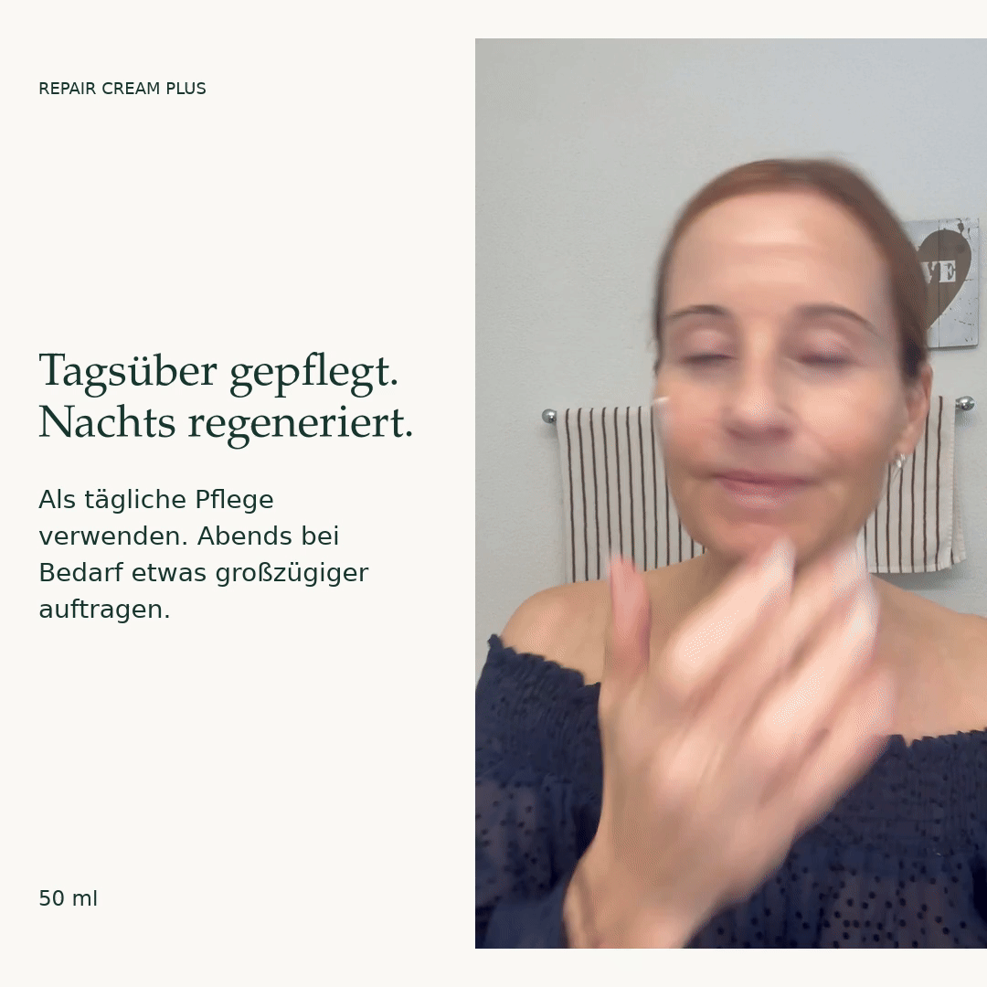 Eine Frau massiert Repair Cream Plus in ihre Wangen ein. Zur täglichen Pflege morgens und abends.