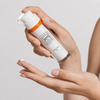Daily Cell 50 von Rief wird auf die Fingerspitze gegeben für die tägliche Anwendung als Sonnenschutz mit LSF 50