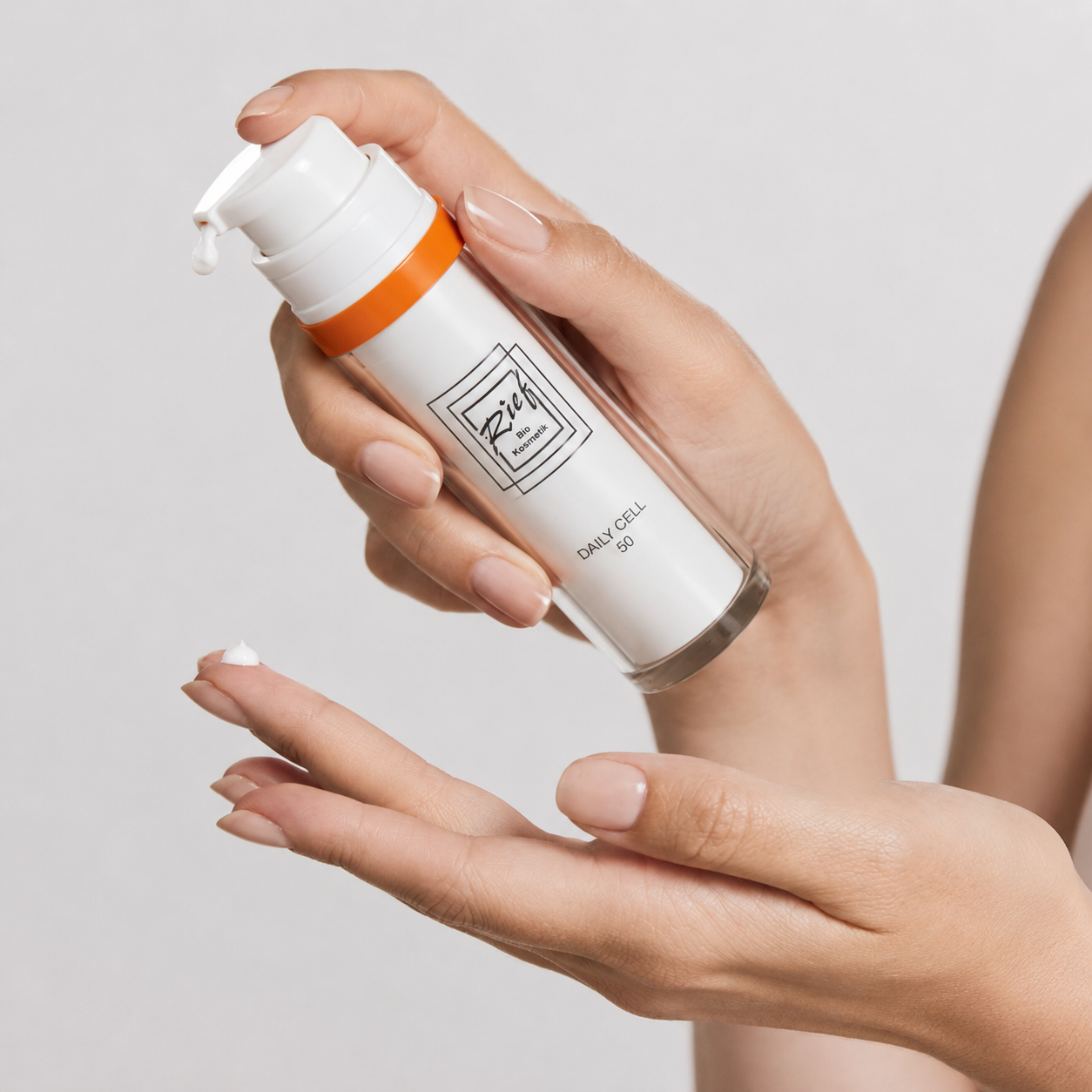 Daily Cell 50 von Rief wird auf die Fingerspitze gegeben für die tägliche Anwendung als Sonnenschutz mit LSF 50