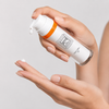 Frau trägt Daily Cell 30 von Rief Bio Kosmetik auf die Haut auf – leichte Tagespflege mit LSF 30 für täglichen Sonnenschutz