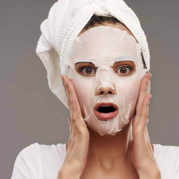 Intensive Regenerationspflege mit Gesichtsmaske für ein ebenmäßiges Hautbild.