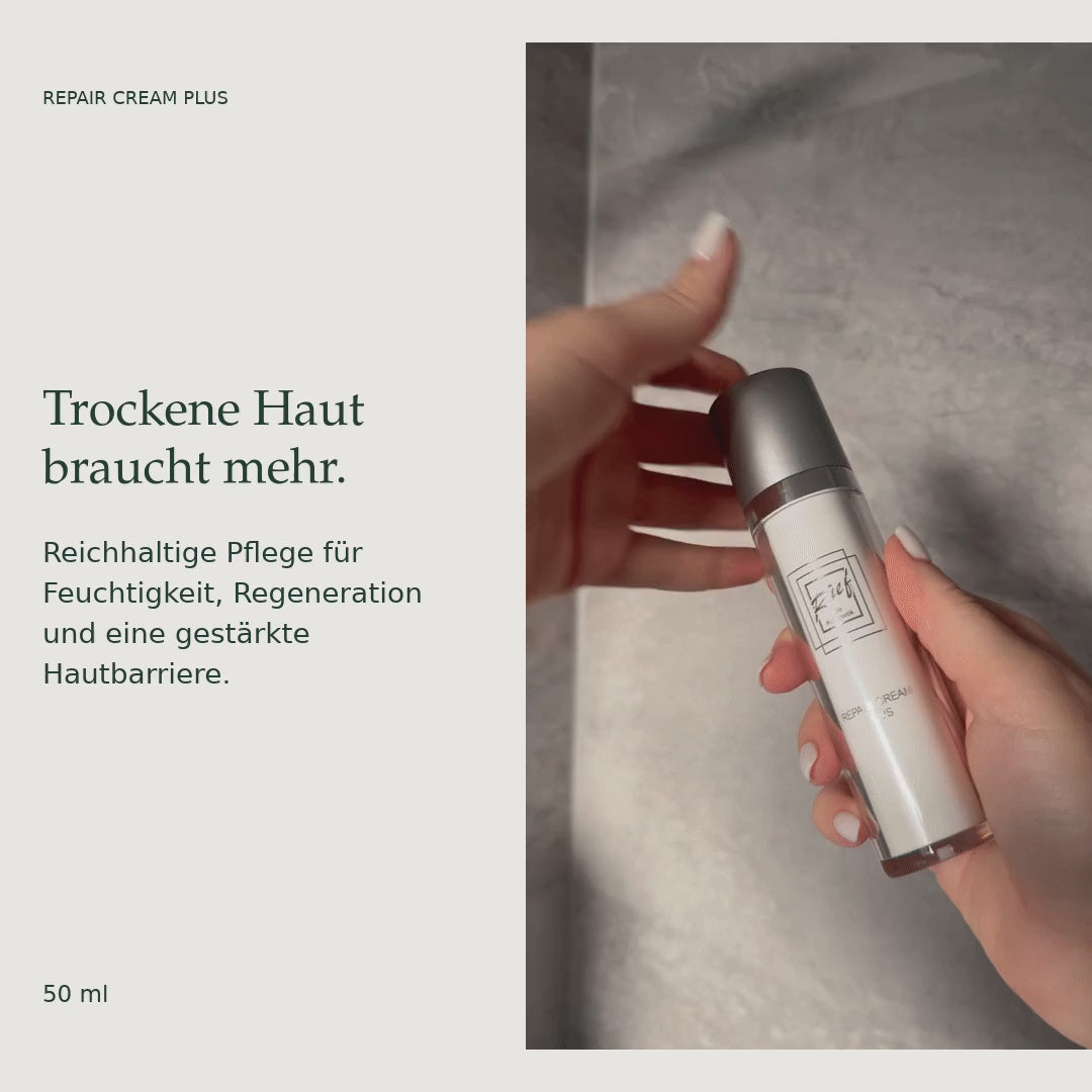Hände öffnen den Pumpspender der Rief Repair Cream Plus, 50 ml. Reichhaltige Pflege für trockene Haut.