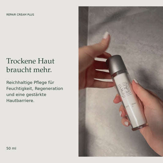 Hände öffnen den Pumpspender der Rief Repair Cream Plus, 50 ml. Reichhaltige Pflege für trockene Haut.