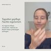 Eine Frau massiert Rief Repair Cream Plus sanft in ihre Wangen ein. Anwendung morgens und/oder abends.