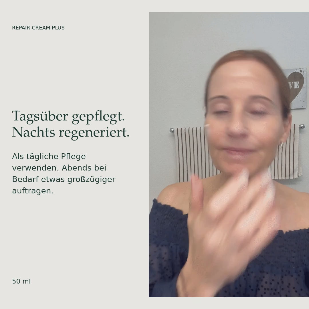 Eine Frau massiert Rief Repair Cream Plus sanft in ihre Wangen ein. Anwendung morgens und/oder abends.