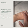 Die reichhaltige Textur der Rief Repair Cream Plus wird auf dem Handrücken verteilt.
