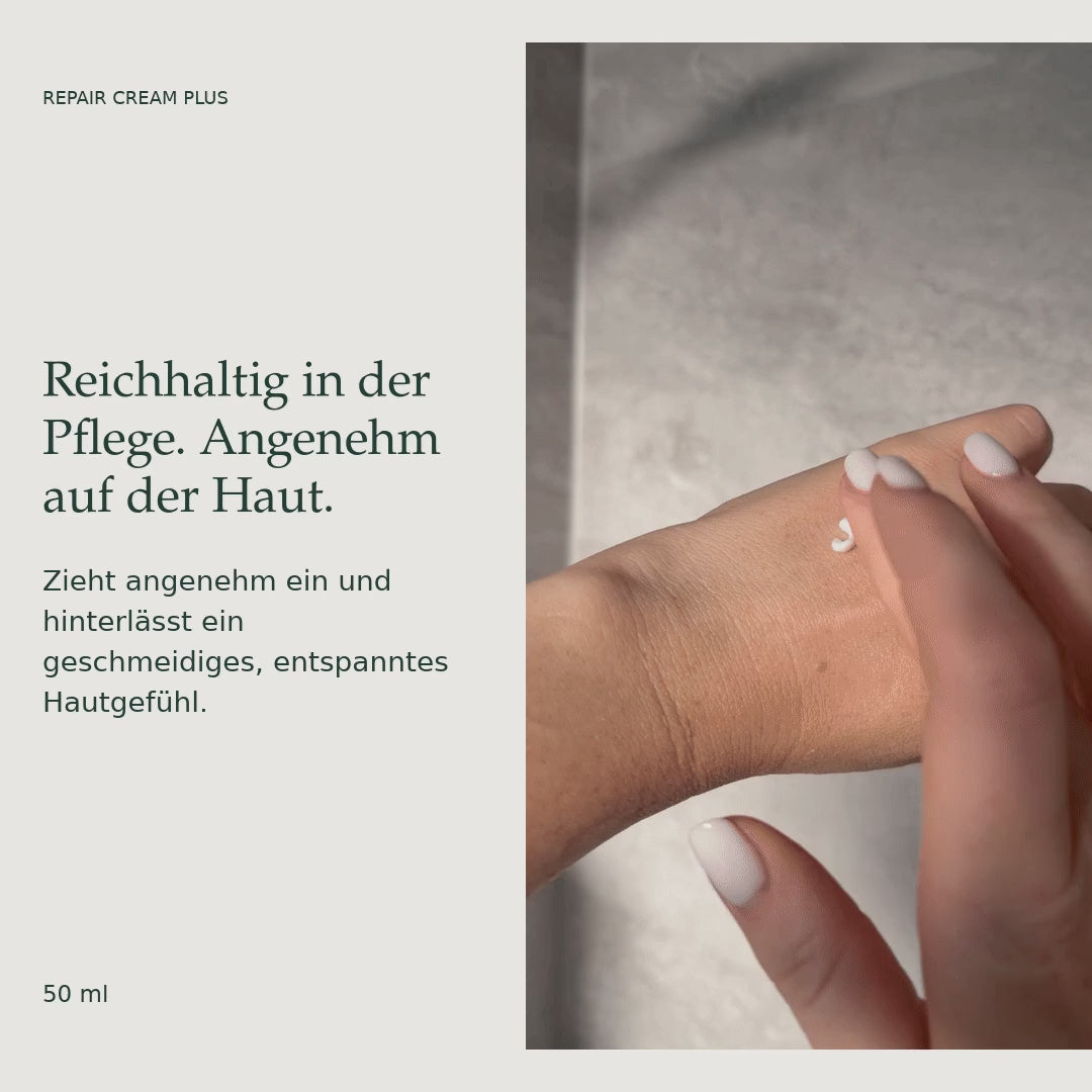Die reichhaltige Textur der Rief Repair Cream Plus wird auf dem Handrücken verteilt.
