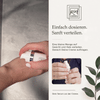 Rief Hyaluron Serum – Dosierung und Anwendung;Eine Frau dosiert das Rief Serum mit dem geöffneten Pumpspender in ihre Hand.